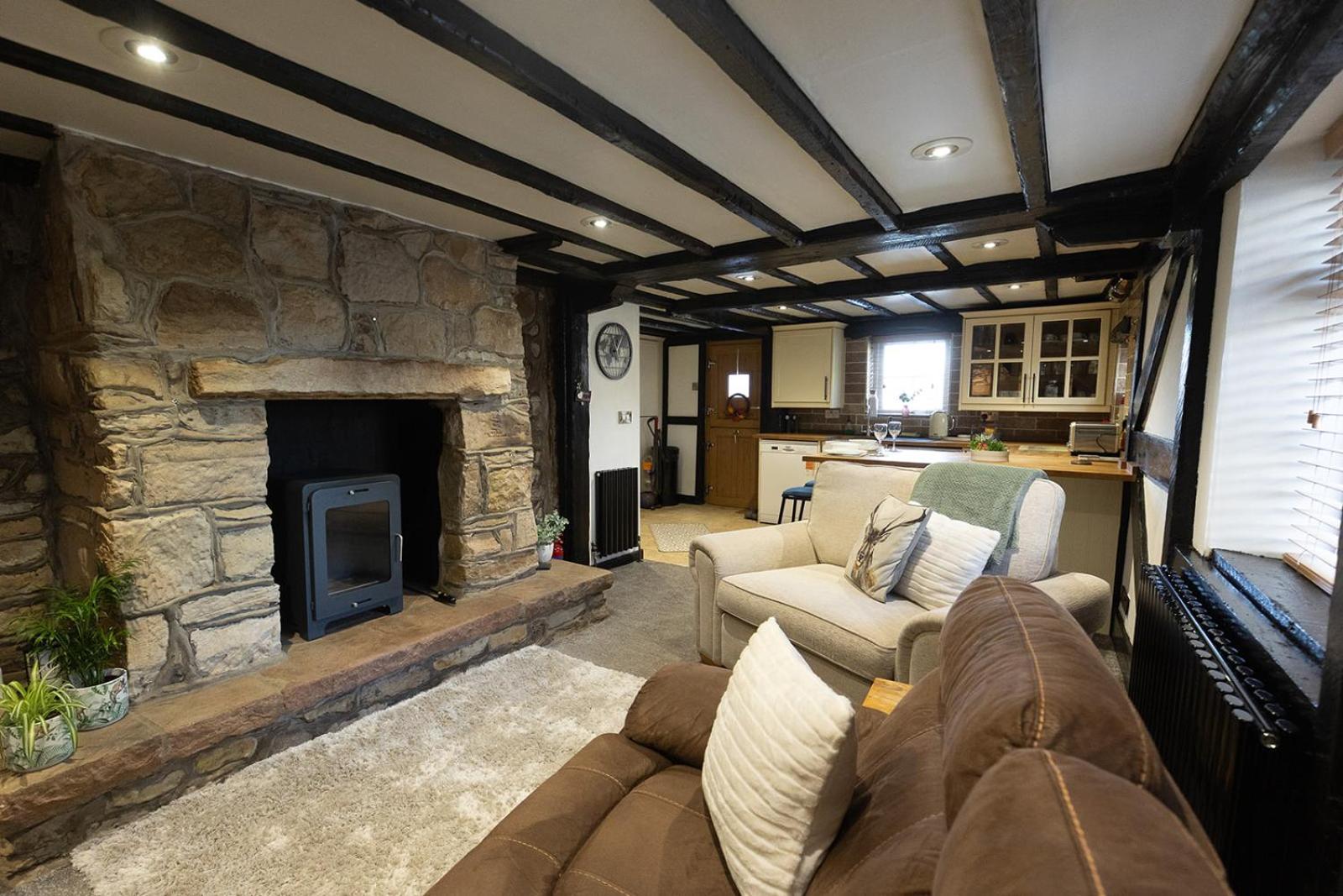 Wilsons - Cosy Based In The District *
