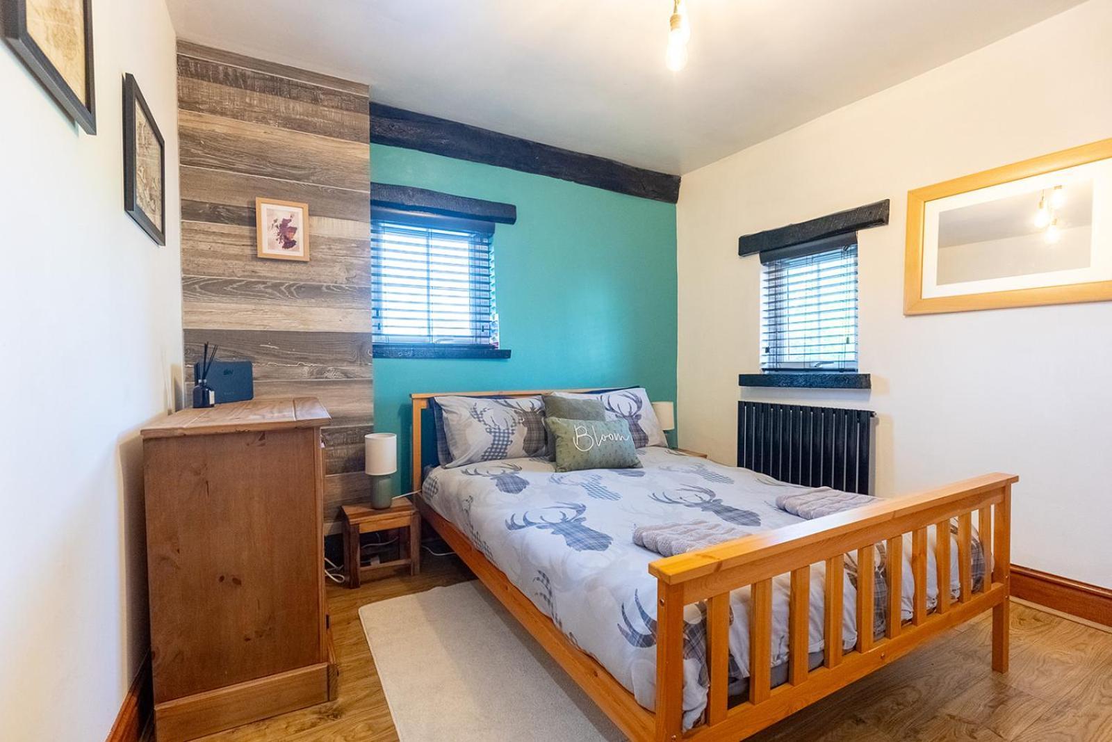 Wilsons - Cosy Based In The District *